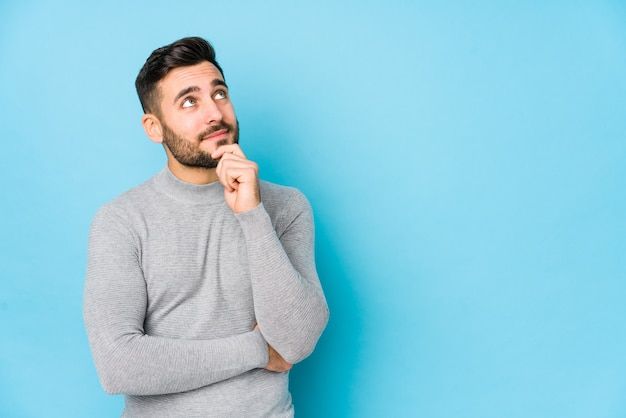أسئلة للزوج عن العلاقة الحميمة.. لكنه يتحرج من نطقها
